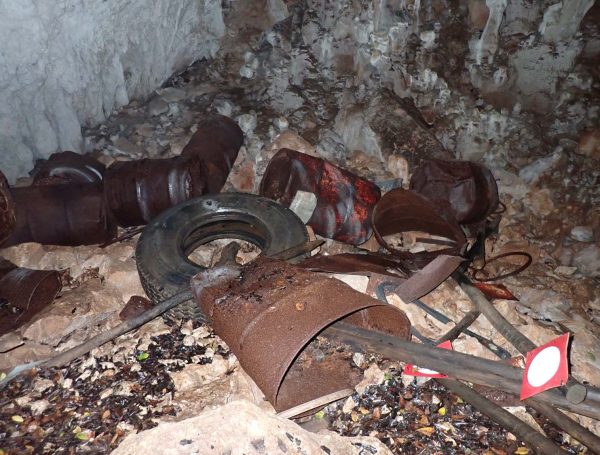 Figura 1 – Algar dos Latões, lixo retirado e trazido para a superfície