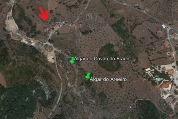 Figura 1a - Localização dos algares, tendo como referência a pequena localidade de Covão do Frade assinalada com seta vermelha.