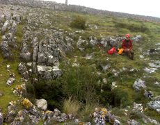 Figura 9 – Entrada do Algar do Casal Velho I (Foto: Vítor Amendoeira – GEM)