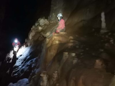 Figura 25 – Galeria grande, trabalho topográfico (Foto: Filipe Castro - GEM)