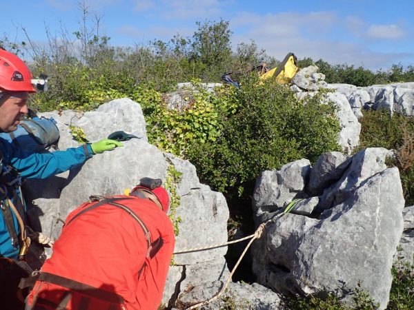 Figura 5 - Entrada do Algar Alecrineiros Norte (Foto: Teresa Cardoso – GEM)