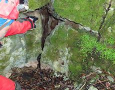 Figura 5 - Entrada do algar do Pinheiro Queimado, antes da desobstrução (Foto: Valentina Correia - WIND)