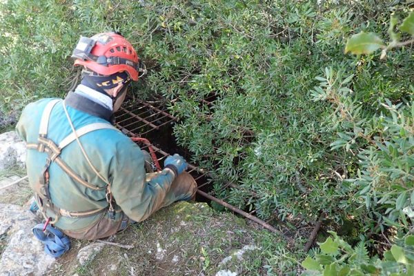 Figura 15 – Entrada do Algar do Zé de Braga (Foto: Teresa Cardoso - GEM)
