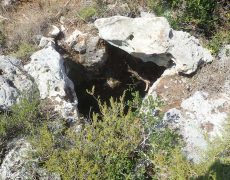 Figura 4 - Entrada do algar do Penedo do Pico IV (Foto de José Ribeiro - GEM)